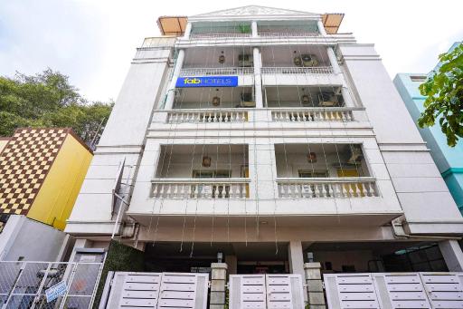 FabHotel The Kings Suites - Housity