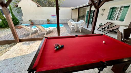 CASA DE PRAIA TOP , BETO CARRERO , 3QT, 2WC, Piscina e Sinuca, Ar Condicionado, 3 vagas, 300m da Praia , 500m do Parque - Housity