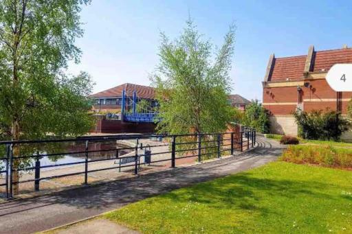 Luxury spacious 2 bedroom riverside house - Housity