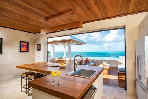 Luxurious Beachfront 2 bedroom villa on Smith's Reef - Housity