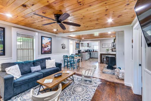 Cozy Cottage Between Asheville and Black Mountain! - Housity
