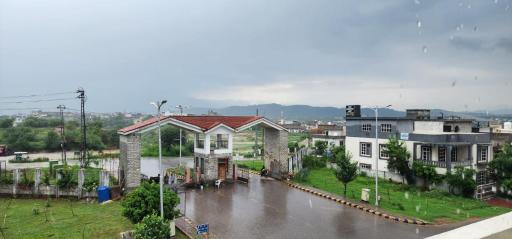 Haven Lodge Islamabad, Cheerful 4BR with hot tub & mountain view - Housity