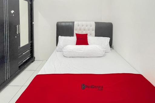 RedDoorz Near Karawang Central Plaza - Housity