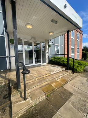 go2 Glasgow Cumbernauld Hotel free parking - Housity