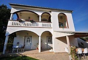 Apartments Yvonne - Housity