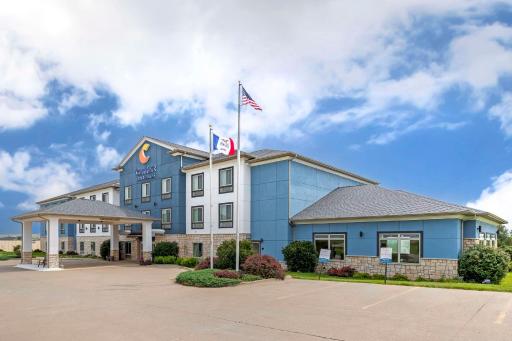 Comfort Inn & Suites Grinnell near I-80 - Housity