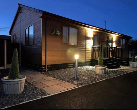 Lilly Cabin with Hot Tub - Housity