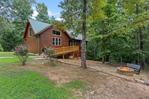Romantic Cabin with Spa Amenities near Helen GA - Housity