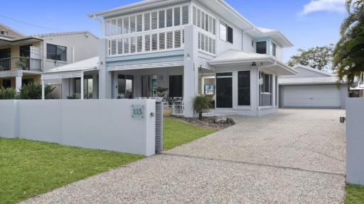 Stunning Waterfront Home with pool - Sylvan Beach Esp, Bellara - Housity