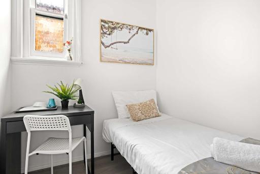 Rustic Single Room - Centrally Located - Shared Bathroom - Housity