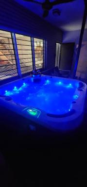 4 BEDROOM GARDENS ESCAPE - CHAMPAGNE STAYS Darwin with SPA - Housity