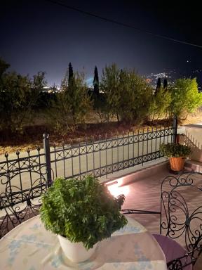 ΧΑΡΗΣ ROOMS - Housity