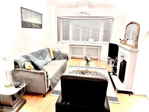 Stunning Modern Cozy 5 star 3 bedroom house-Free Parking Greater London Metro Stations hosted by Tony - Housity