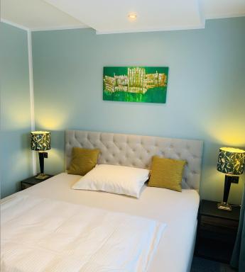 BESOTEL Mettmann-schicke FeWo oder Apartments nähe Golfplatz Gruiten und Neandertal mit Glasfaser WLAN und Parkplatz-viele Schlafzimmer mit Bad en suite - Housity