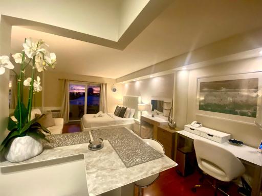 Modern waterfront apartment with Miami Skyline view, free parking 5 mins drive to Miami Beach - Housity