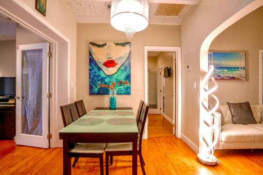 Entire private Beautiful 2 Bedroom plus Den House with gated front&back yard and Free parking 10min drive to Miami Beach - Housity