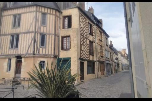 Studio meublé en sous-sol en plein centre ville - Housity