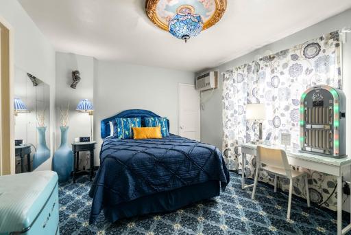 THE NEW STAR MOTEL - 1950s Extended-Stay Lodging and Retreat Center - Housity