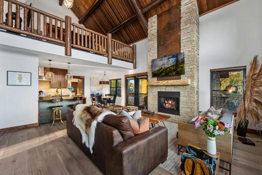 New Log cabin, The Bears Den - 2 bedrooms, loft, 2.5 bath, jacuzzi & Fireplace - Housity