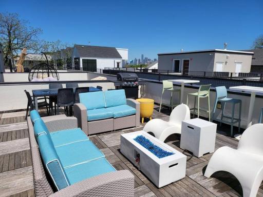 Social House with King bed with 2 car garage parking! - Housity