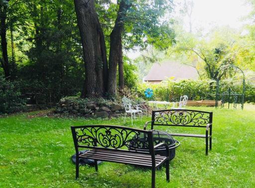 Maison de Jardin Yale New Haven for Large Groups - Housity