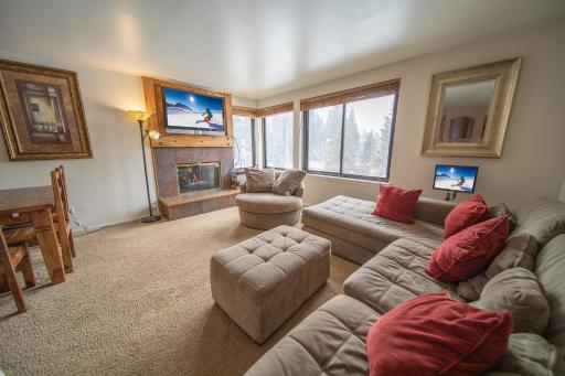 Mall 1421 by SummitCove Lodging - Housity