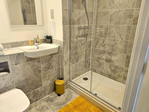 Beautiful 2-bed Apartment in Greenhithe, Bluewater, Free parking space - Hizvo