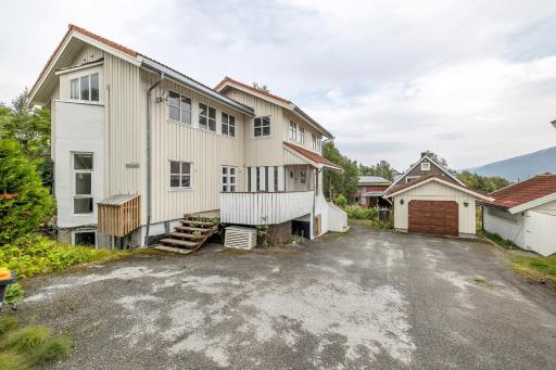 Central Large Modern House With a View - Housity