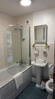 Farmhouse Inn - Housity