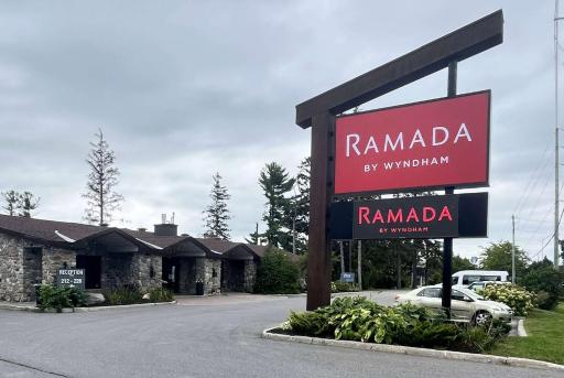 Ramada by Wyndham Ottawa On The Rideau - Housity