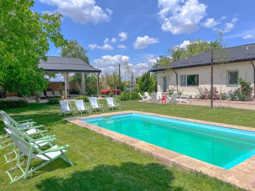 The Rose Farm, mini parties, accommodation, pool, playground, bbq - Housity