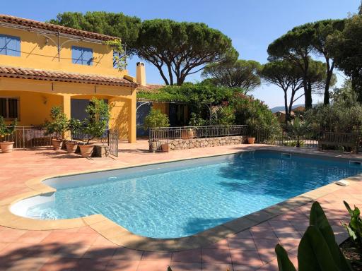 Sous les pins parasols - Housity