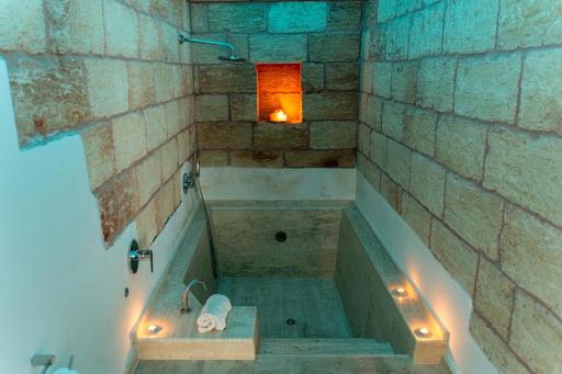 Azalea Suite Deluxe - Housity