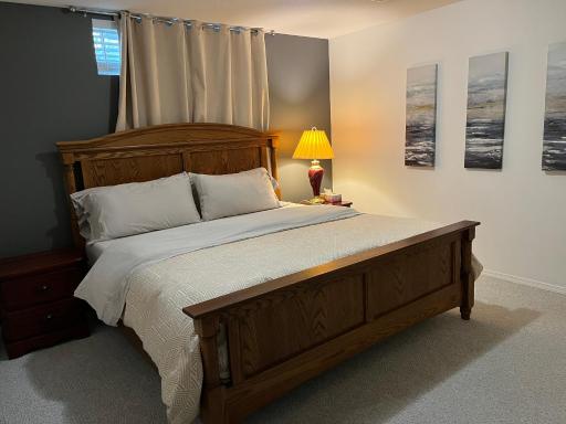 Licensed spacious basement suite with one king-size bed - Housity