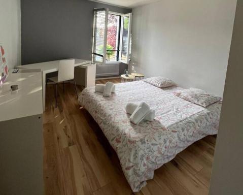 Chambre privée et CALME CHEZ L'HABITANT- Sdb commune-parking privé - Housity