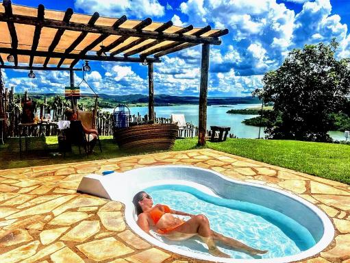 Chalé Mirante, piscina, cachoeira, lago e vista espetacular - Housity