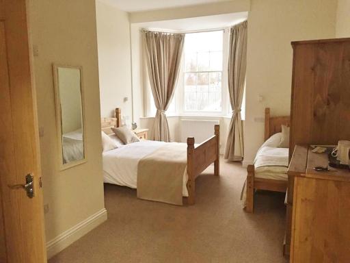 Three Crowns Guest House - Housity