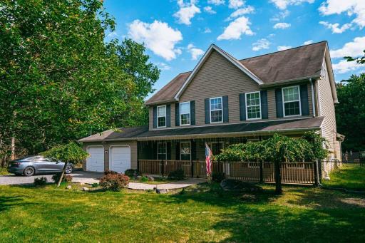 Gorgeous Cozy 5 Bedroom House with Hottub,Lake,Pool - Housity