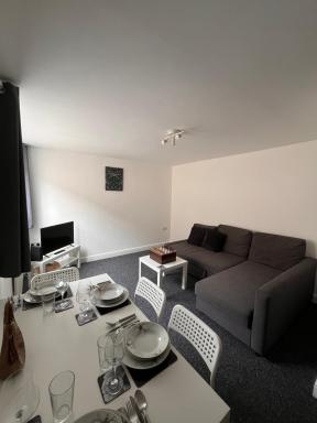 Spacious 1 Bedroom Apartment with free parking - Housity