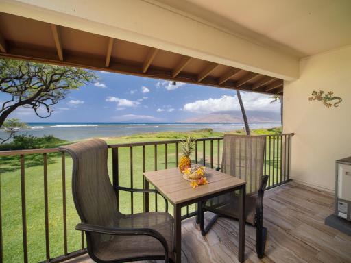 Waiohuli Beach Hale D227 - Aloha La'i - Oceanfront/1b1b/Wifi/AC/Cable/Pool/Extras - Housity