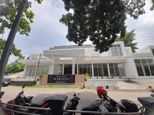 Beach Hotel Wirton Batukaras - Housity
