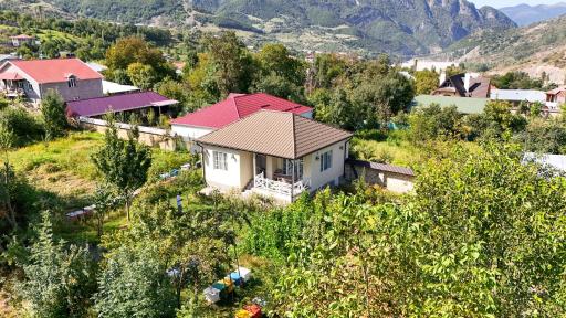 Abbasov's guest house-In Lahij - Housity