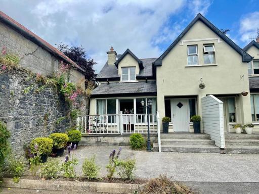 Elegant Townhouse steps from historic Birr Castle - Housity