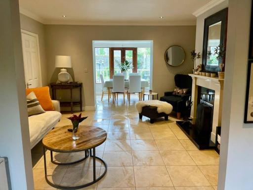 Elegant Townhouse steps from historic Birr Castle - Housity