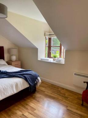 Elegant Townhouse steps from historic Birr Castle - Housity