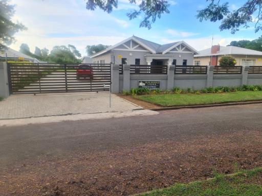 Hlalakahle Lodge - Housity