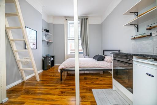 Private Room in Quirky Soho - Hizvo