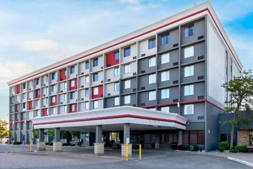 Best Western Plus Toronto Airport Hotel - Housity