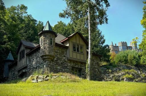 HIGHLANDS CASTLE overlooking Lake George plus 2 other CASTLES & SUITES - Housity