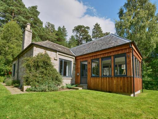 Wester Curr Cottage with private indoor swim pool and hot tub - Housity